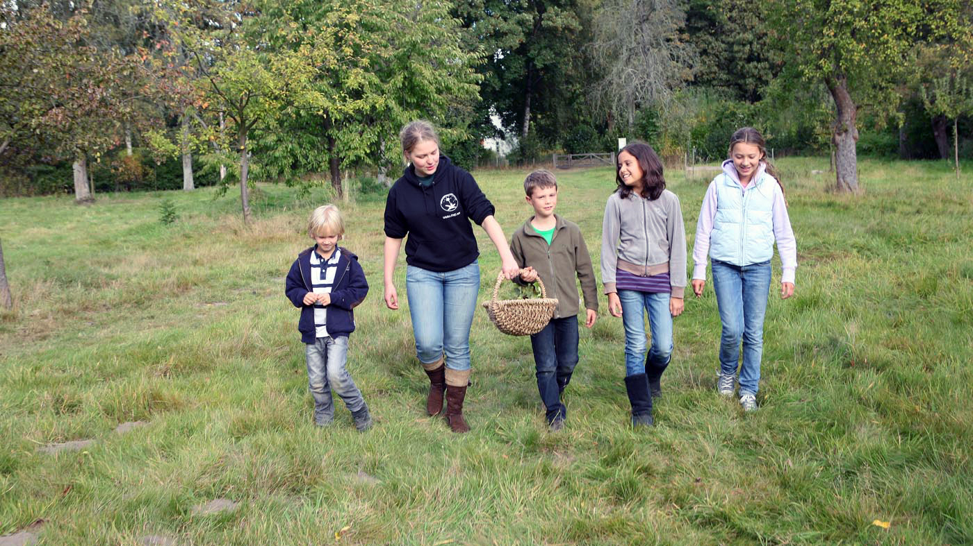 gut-karlshoehe-jugend-kinder-gruppen-streuobstwiese-1-c-hamburger-klimaschutzstiftung-1400x787