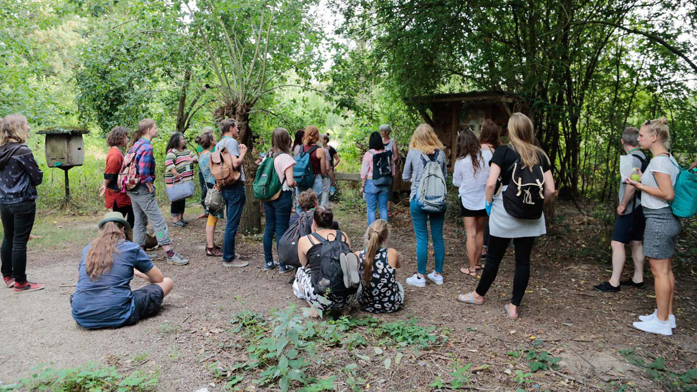 gut-karlshoehe-jugendliche-gruppe-gelaende-1-c-hamburger-klimaschutzstiftung-1400x787